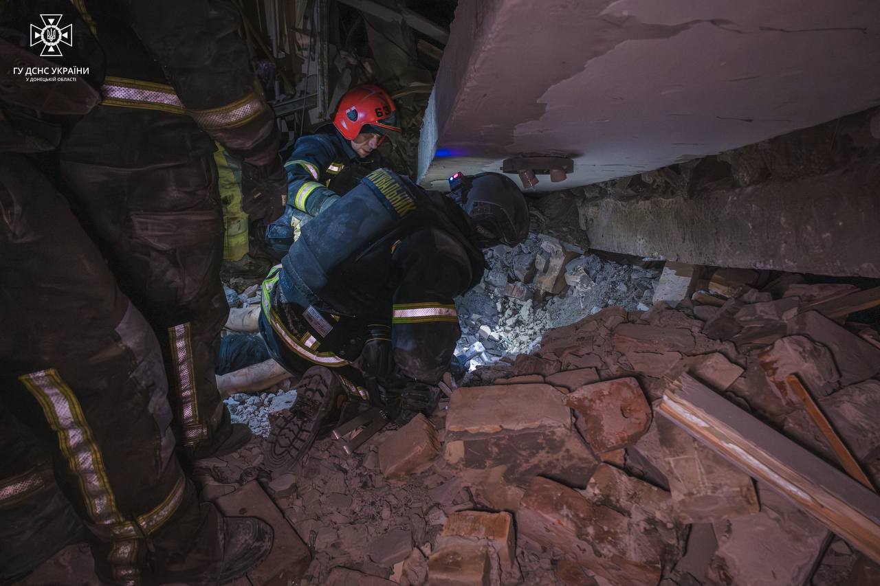 Рятувальники працюють на місці удару в Селидовому. Фото: ДСНС