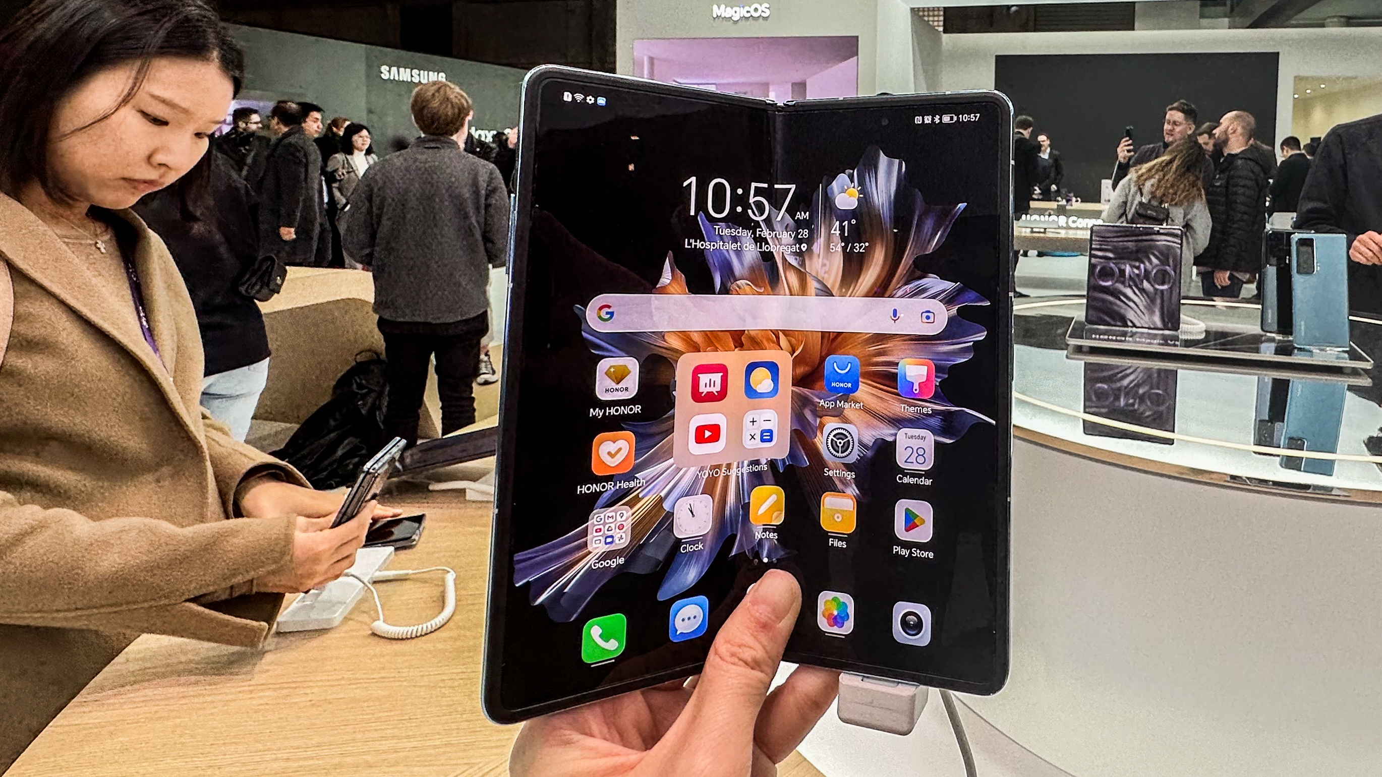 People try foldable phones at the booth of Chinese company Honor during the IFA 2023 in Berlin, capital of Germany. Photo by Xinhua/Ren Pengfei.