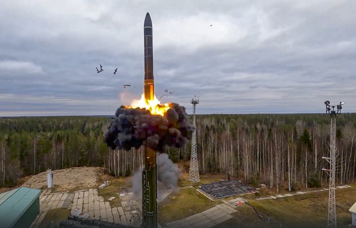 Пуск межконтинентальной баллистической ракеты передвижного комплекса 