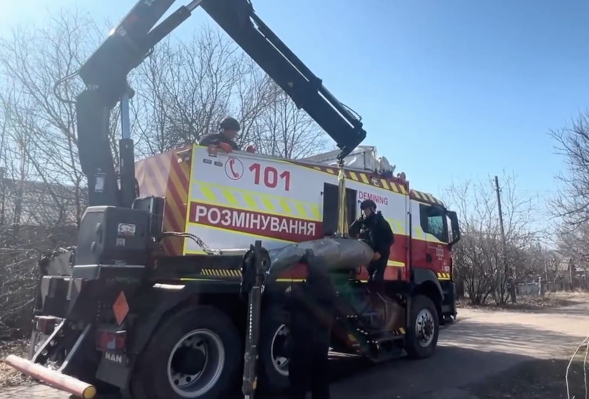 У Торецьку рятувальники знищили авіабомбу росіян, яка не розірвалася. Фото: скріншот