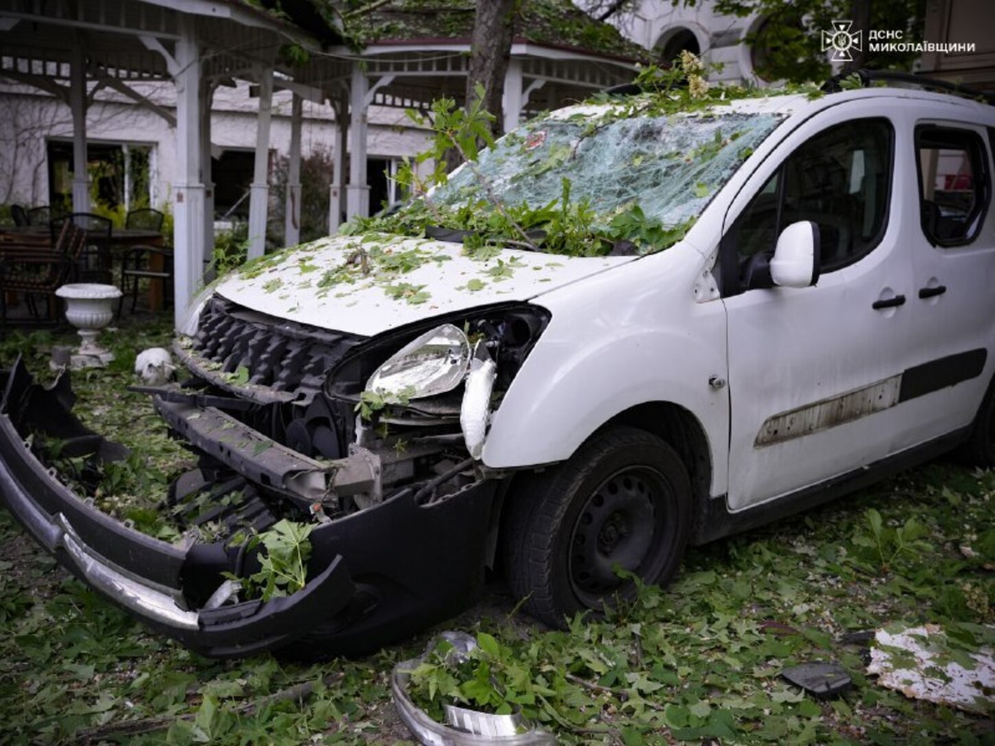 Пошкоджений автомобіль від атаки РФ. Фото: ДСНС 