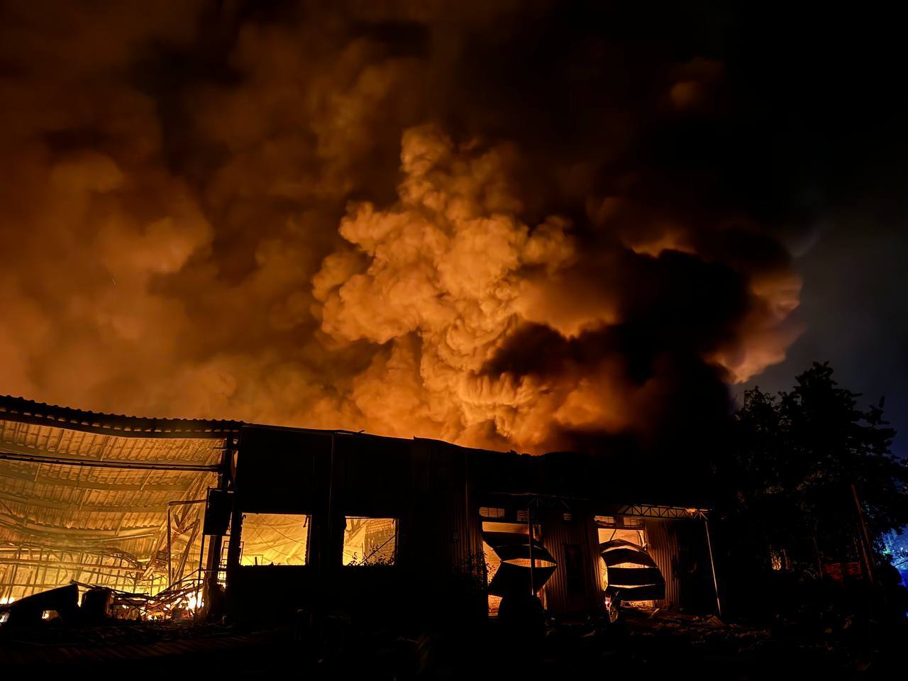 Пожежа після ракетної атаки РФ. Фото: t.me/odeskaODA