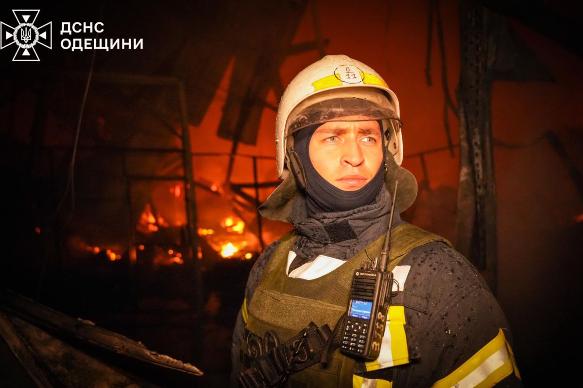 Вогнеборець на місці влучань. Фото: ДСНС