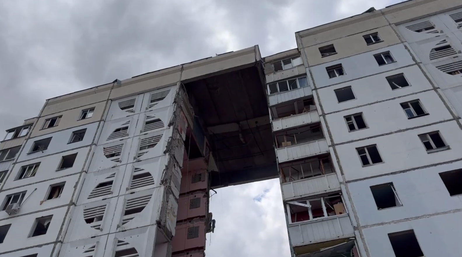 Зруйнований під'їзд. Скріншот відео