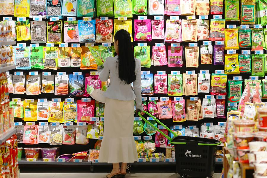 A consumer shops at a supermarket in Tengzhou, east China's Shandong Province. Photo by Sun Yang/Xinhua.