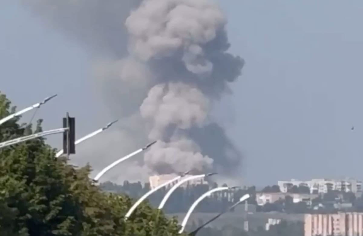 Вибух в окупованому Луганську вранці 20 травня. Фото: скріншот