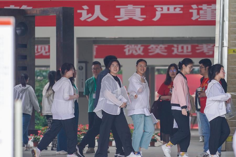 Examinees file into an exam site in Nanjing, east China's Jiangsu Province. Photo by Xinhua/Li Bo.