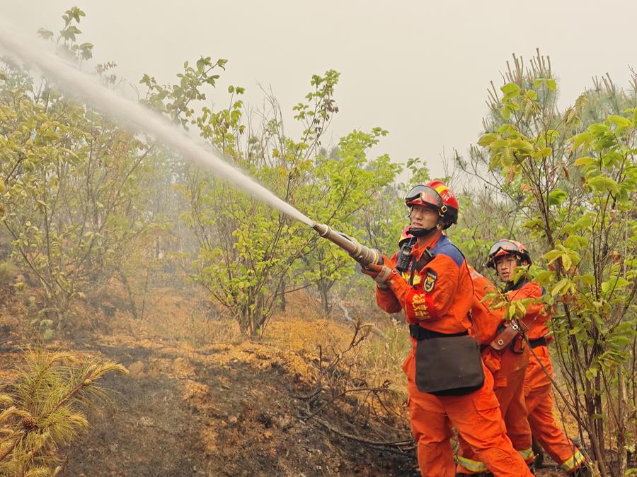 Firefighters operate at the site of a forest fire in Jinning District of Kunming, southwest China's Yunnan Province. Photo by Xinhua.