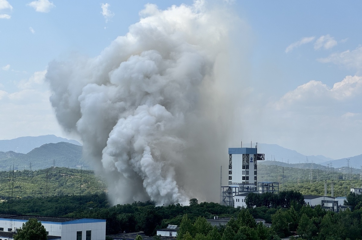 У Китаї вперше завершили наземне випробування силової установки для ракети-носія пілотованої місячної місії. Фото: Сіньхуа.