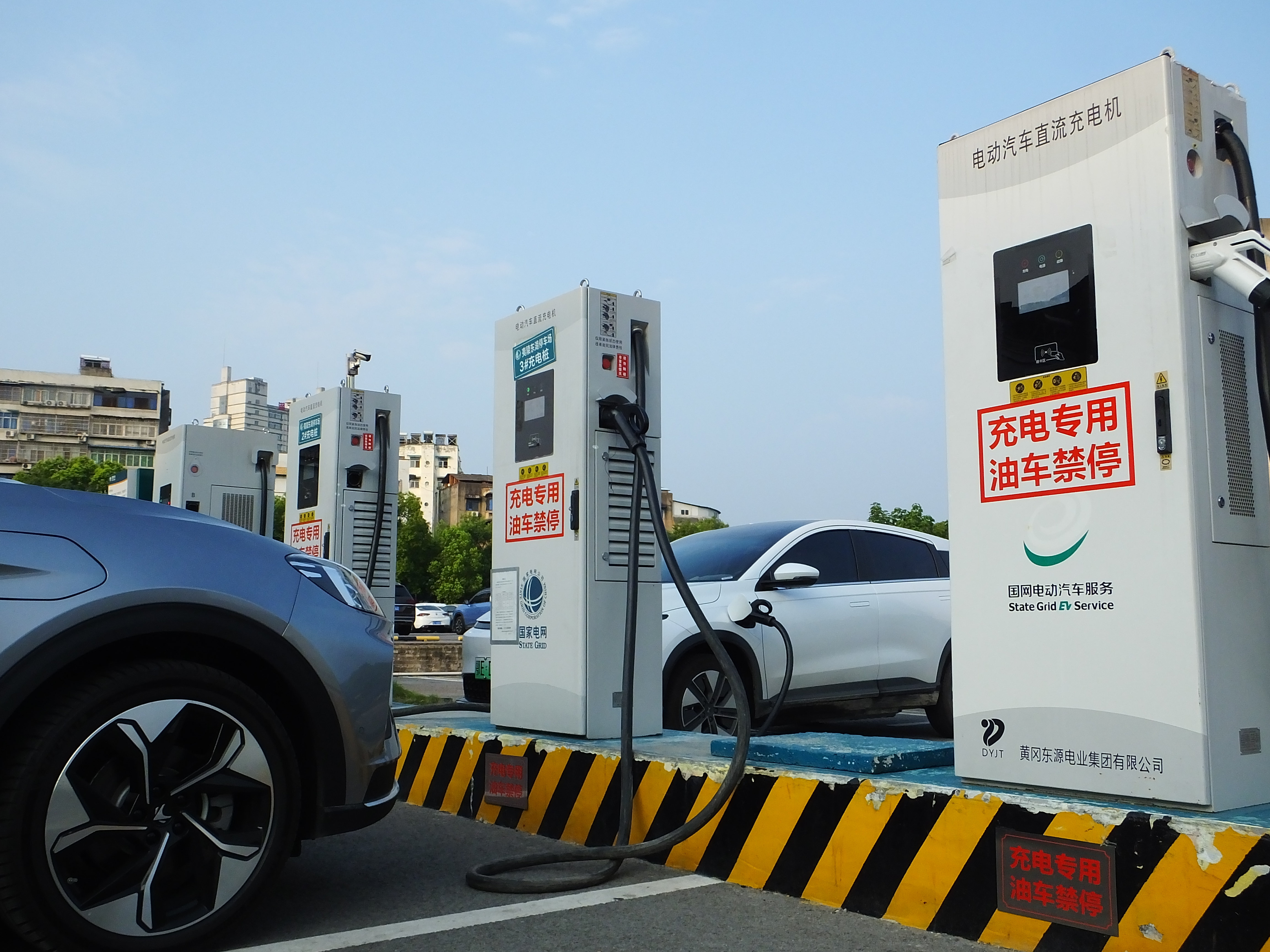 China has established a charging infrastructure network that boasts the world's largest number of installations. Photo by Xinhua.