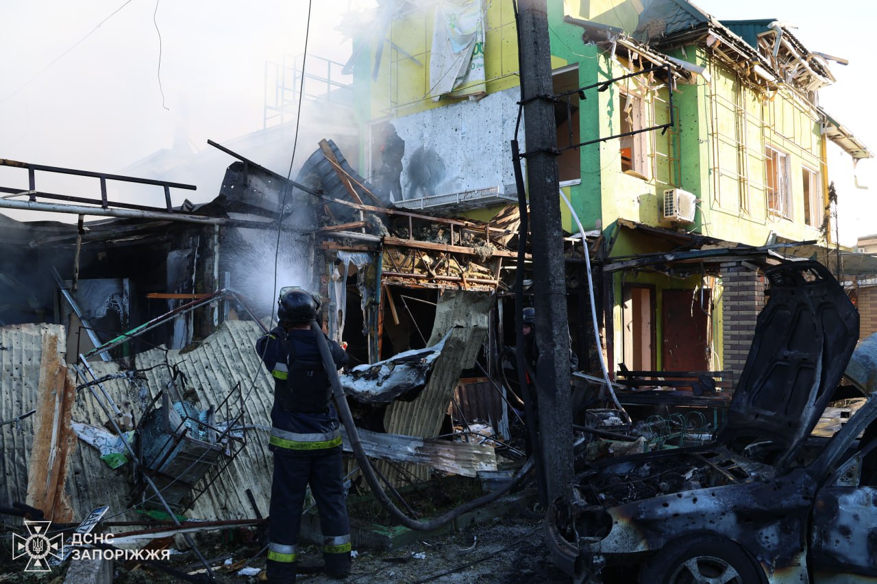 Наслідки удару ворога по Вільнянську. Фото: ДСНС