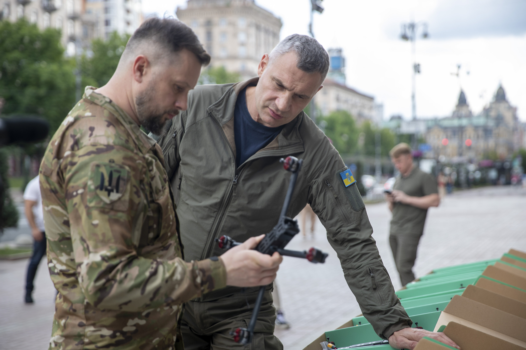 Мер Києва Віталій Кличко передав 3 окремій штурмовій бригаді 1тис дронів. Фото: КМДА.