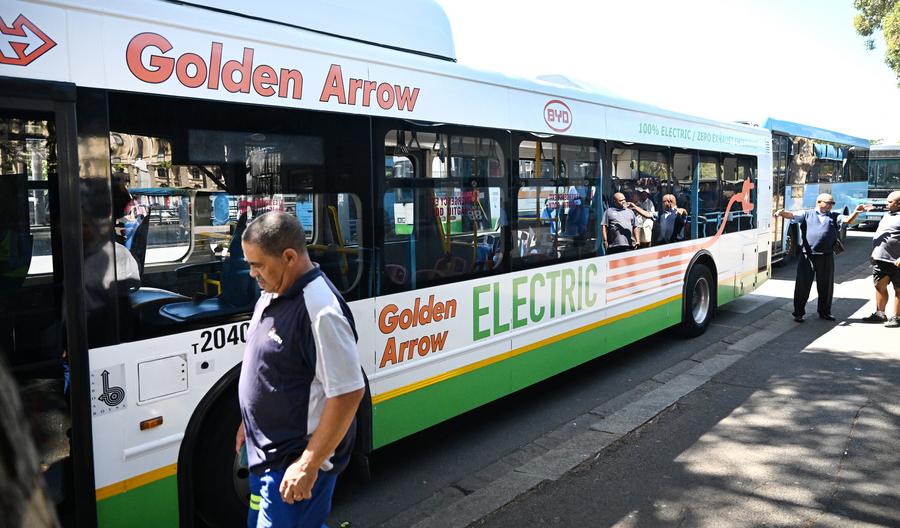 Passengers board an electric bus of the Chinese automaker BYD in Cape Town, South Africa. Photo by Xinhua.