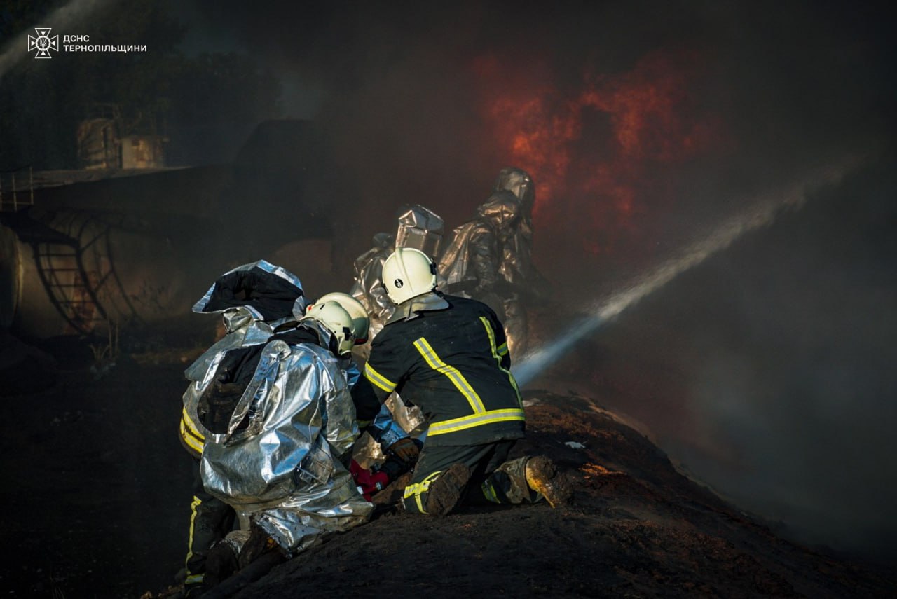 Пожежники гасять пожежу після атаки РФ. Фото: ДСНС