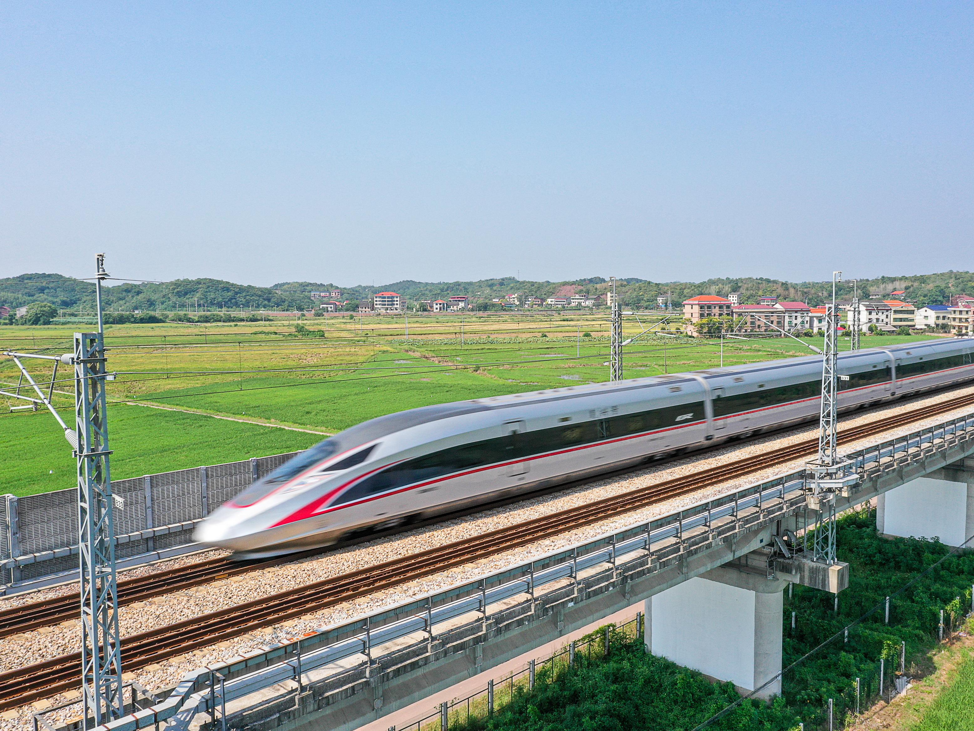 A Huaihua-Hengyang train operates on its route near Hengyang City, Hunan Province. Photo by Xinhua.