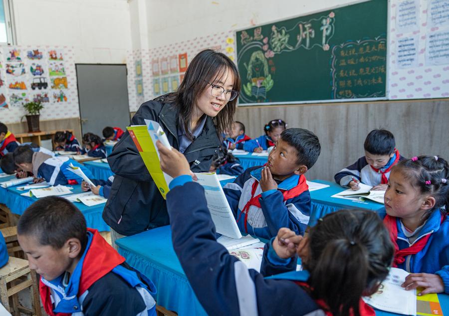 A volunteer teacher from Lingnan Normal University in Guangdong gives a lesson at the Central Primary School in Nyangpo Township, southwest China's Xizang Autonomous Region. Photo by Xinhua/Tenzin Nyida.