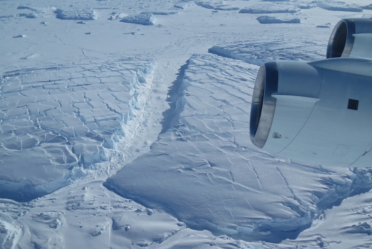 Замерзшие айсберги возле ледника Твейтса в Западной Антарктиде. Фото: nasa.gov/icebridge