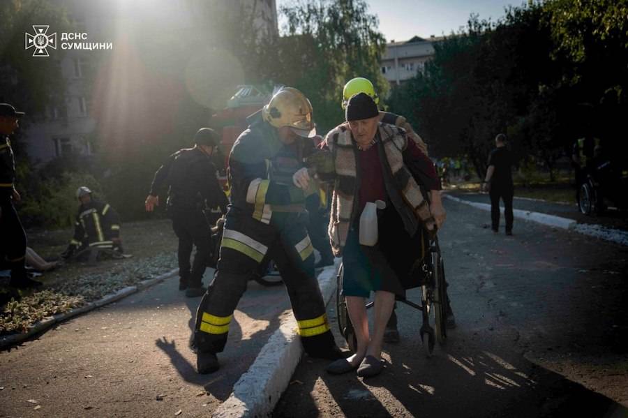 Rescue operation at the site of a russian air strike. Photo: SESU Main Directorate in the Sumy Region