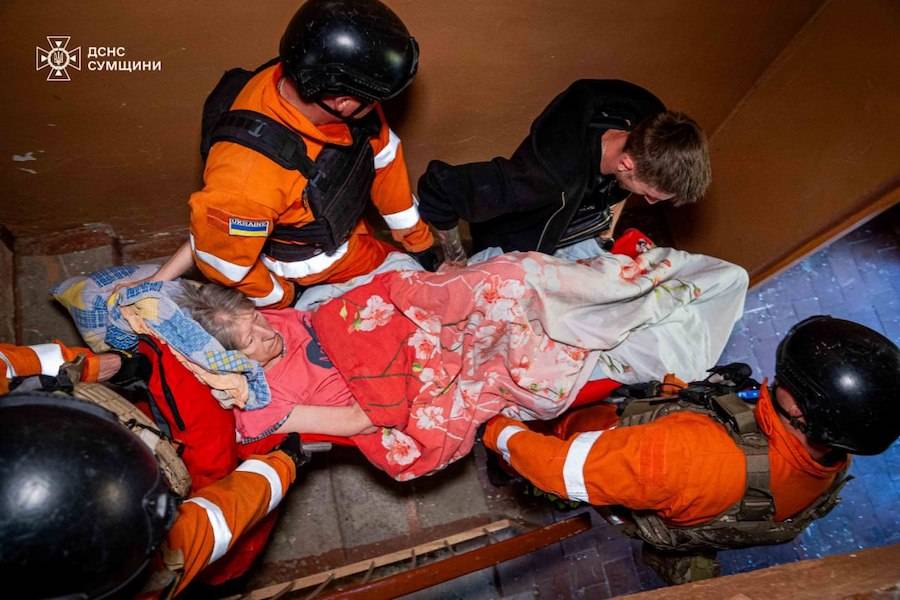 Rescue operation at the site of a russian air strike. Photo: SESU Main Directorate in the Sumy Region