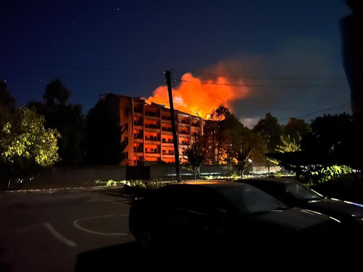 Здание, поврежденное в результате российского обстрела. Фото: Донецкая ОВА