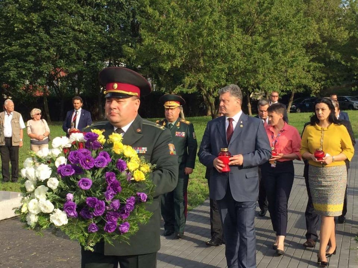 Порошенко возле памятника жертв Волынской трагедии в Варшаве. Фото: facebook.com/EuroMajdanWarszawa