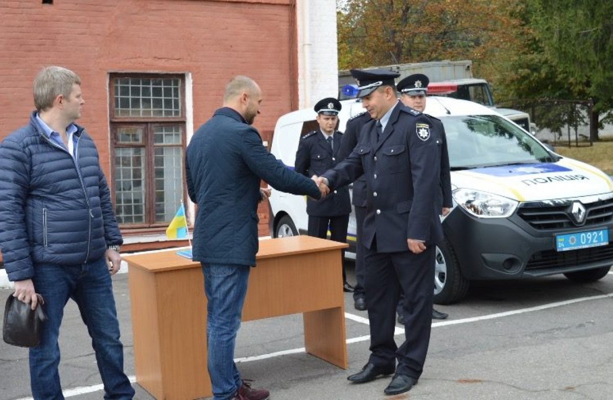 Нардеп подарував два авто поліції. Фото: facebook.com/polyakovma