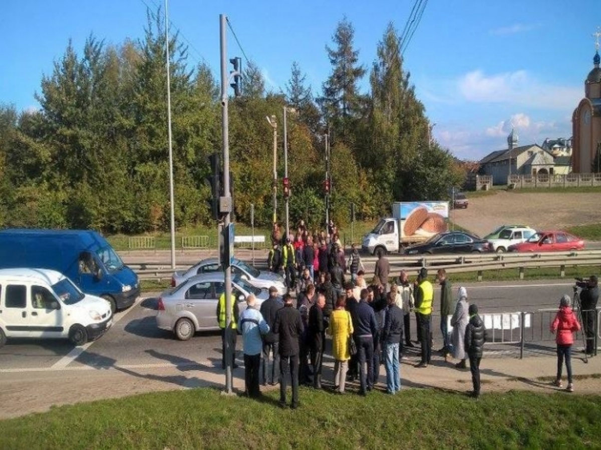 Протестувальники на трасі. Фото: uzhgorod.net.ua