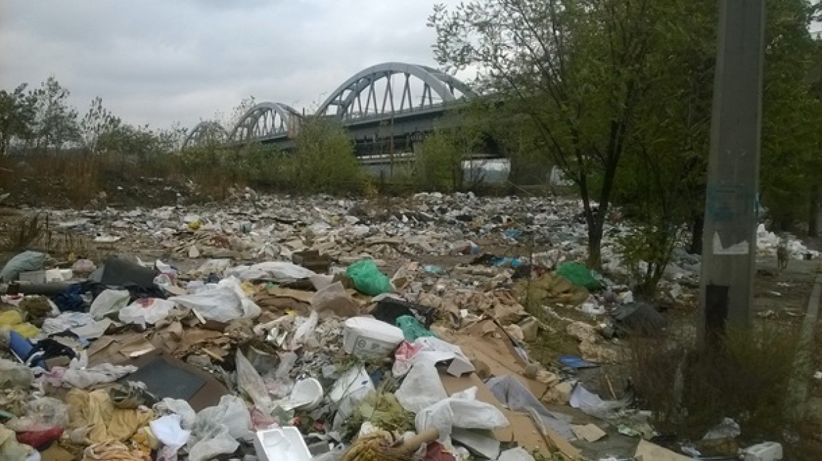 Звалище на Дніпровській набережній. Фото: Олександр Соколенко/Facebook