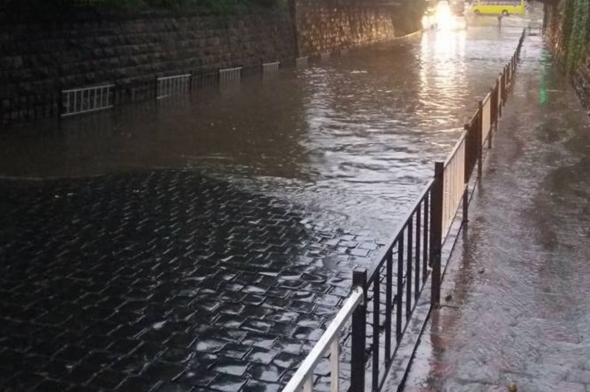 Дождевые коллекторы не успевают принимать такое количество воды. Фото:0342.ua