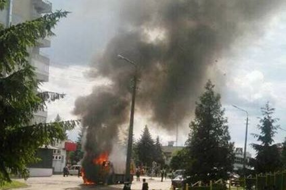 Самосвал пылал посредине дороги в Дрогобиче. Фото: Facebook Медіа Дрогобиччина