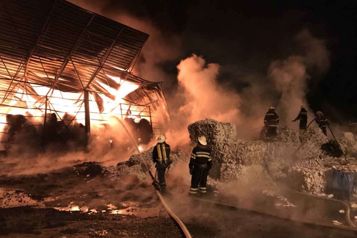 Пожежа сталася на підприємстві з переробки пластику. Фото: ДСНС