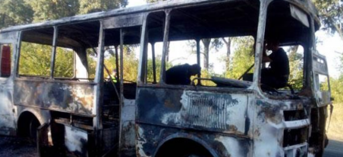 У Сумській області на ходу загорівся автобус з дітьми та педагогами. Фото: прес-служба поліції