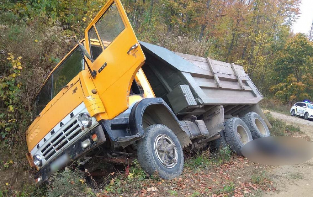 Водій загинув під колесами власної вантажівки в Чернівецькій області. Фото: Нацполіція