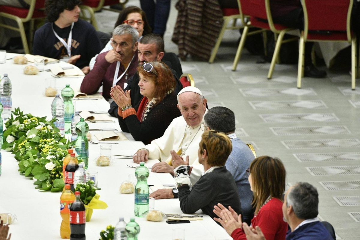 Обід пройшов на честь Всесвітнього дня бідних. Фото: Vatican News/Facebook.