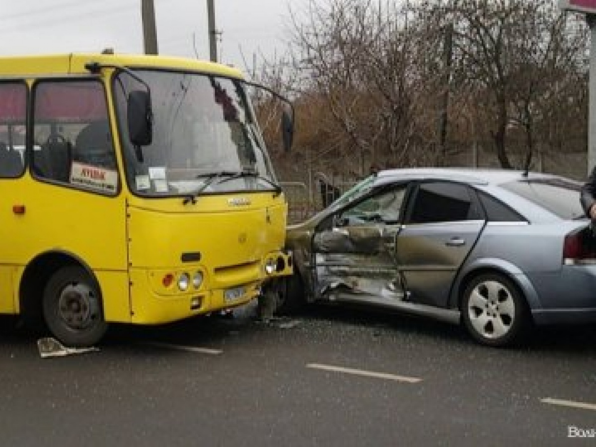 Легковик Opel Vectra C врізався в маршрутне таксі Богдан сполученням Луцьк-Дубище. Фото: volynpost.com