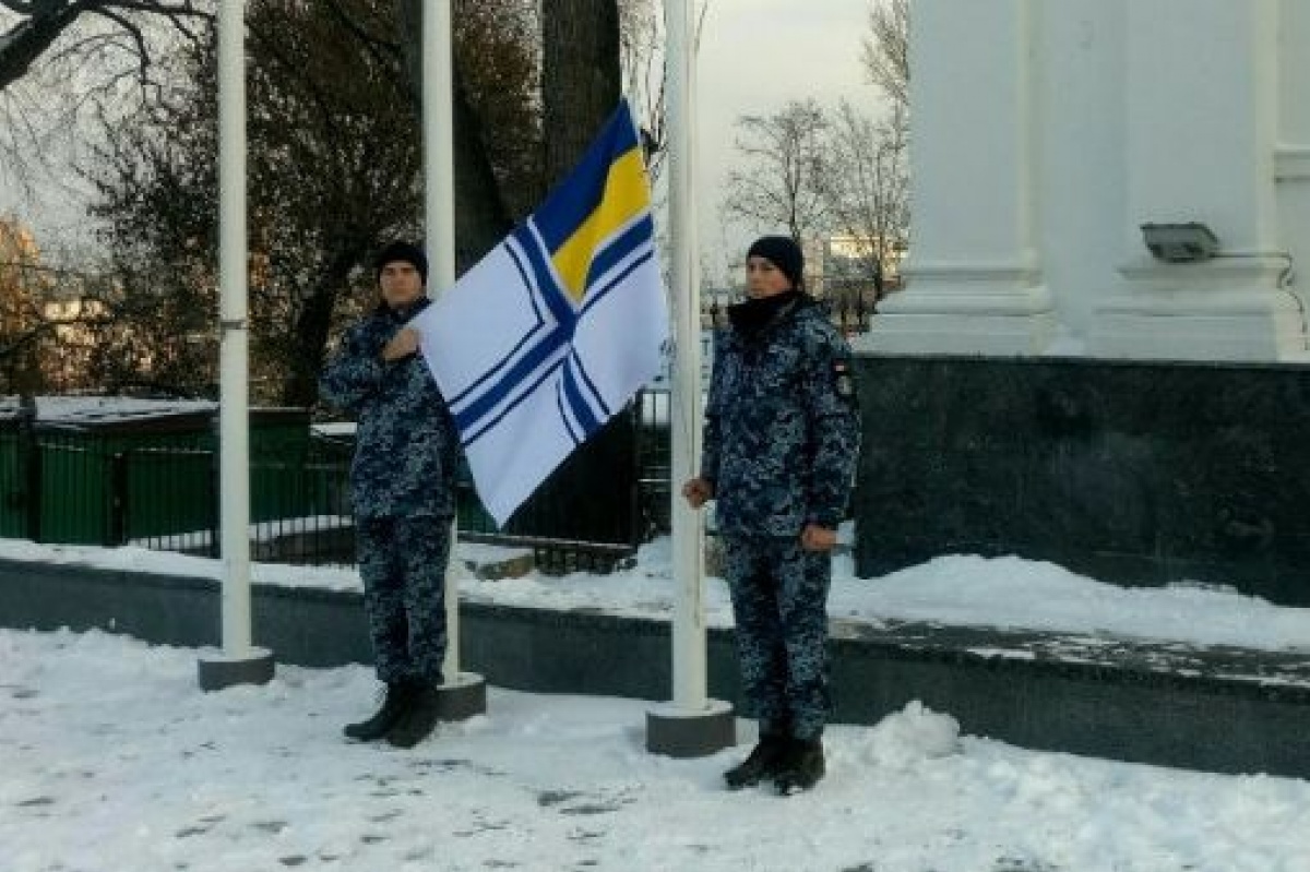 Флаг останется у стен мэрии до тех пор, пока моряки не вернутся домой. Фото: Думская