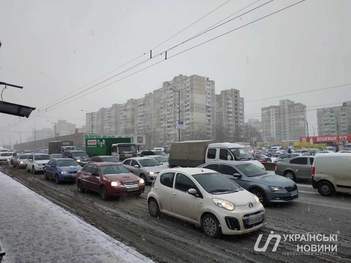 Из-за снегопада на Окружной дороге сильные тянучки. 