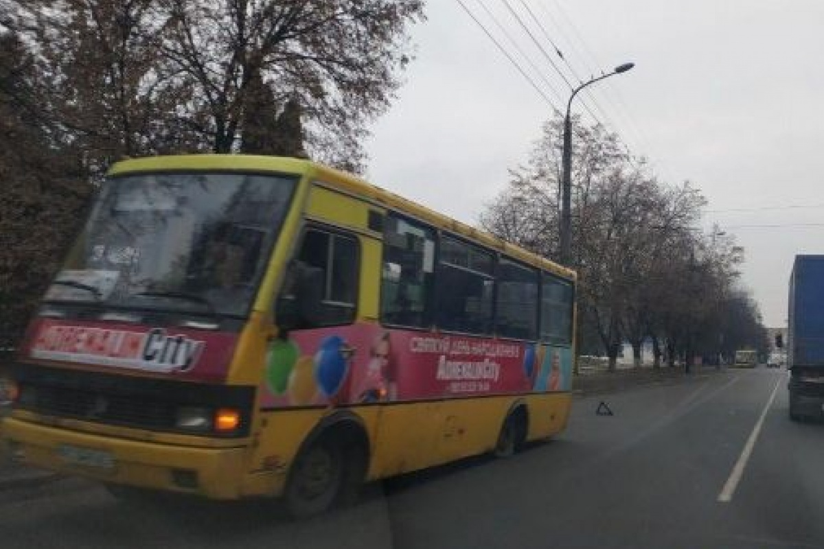 Маршрутка була переповнена пасажирами. Фото: