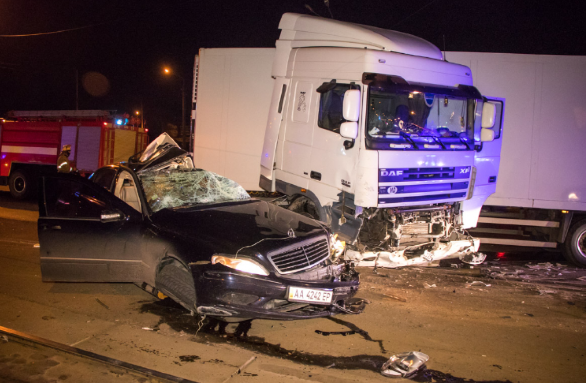 У Києві Mercedes на швидкості влетів у легковик, водій загинув. Фото: Інформатор