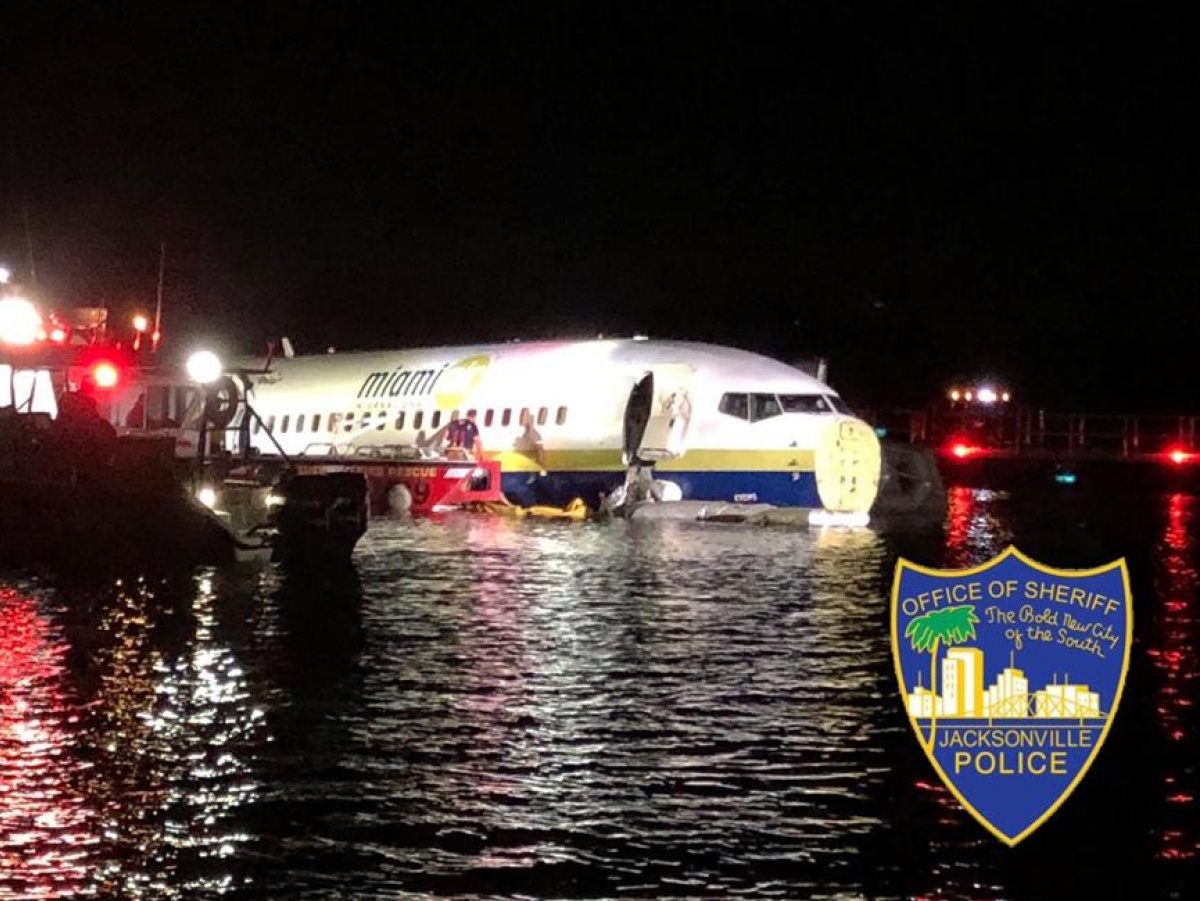 Boeing 737 Фото:Twitter: Jax sheriff's Office