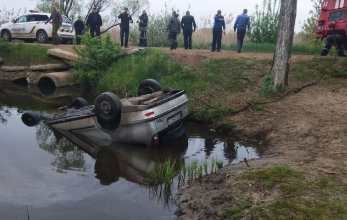 Авто перевернулось после падения в реку в Кировоградской области. Фото: ГосЧС