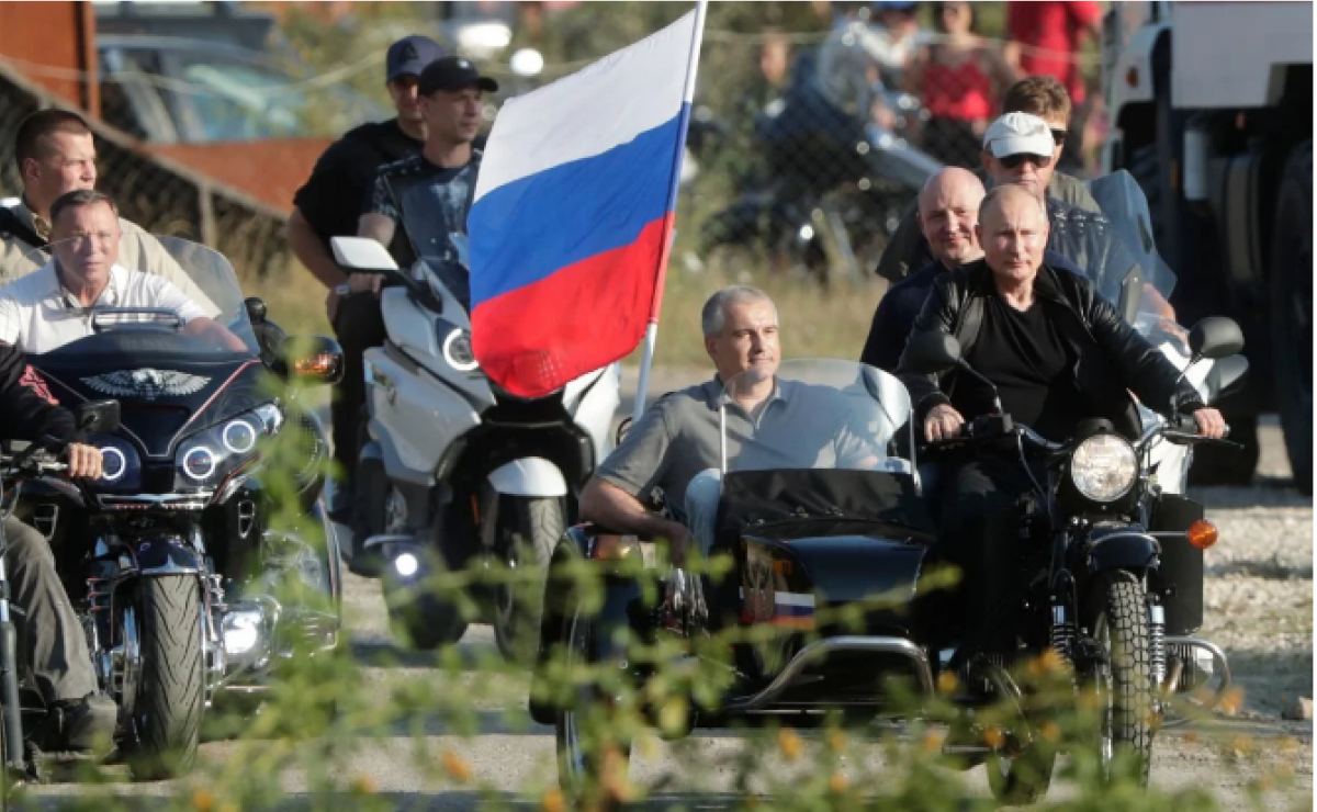 Путін везе на мотоциклі 