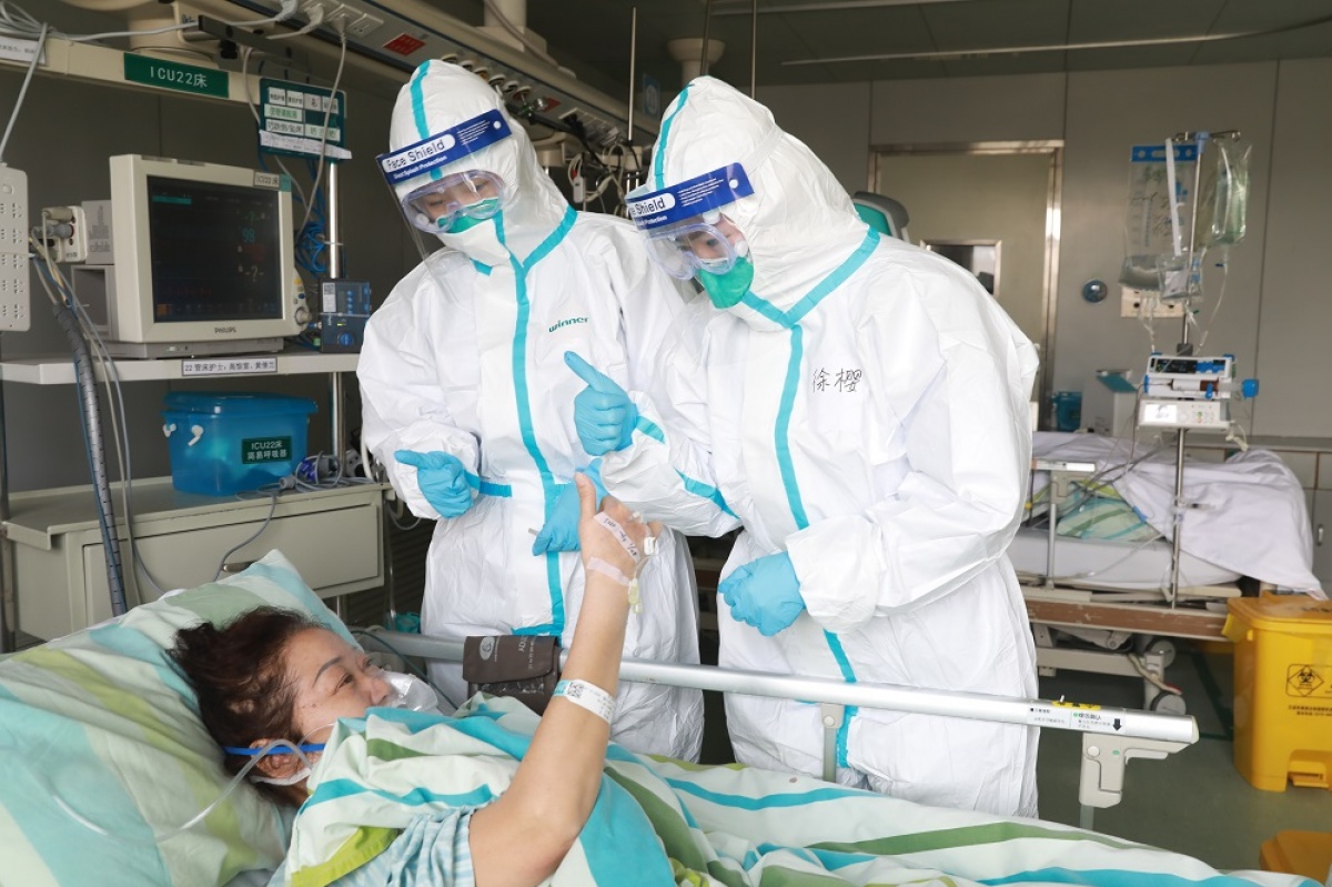 A recovering pneumonia patient gives a thumbs-up to medical workers at Wuhan University's Zhongnan Hospital, on Jan 30, 2020. Photo China Daily/Gao Xiang