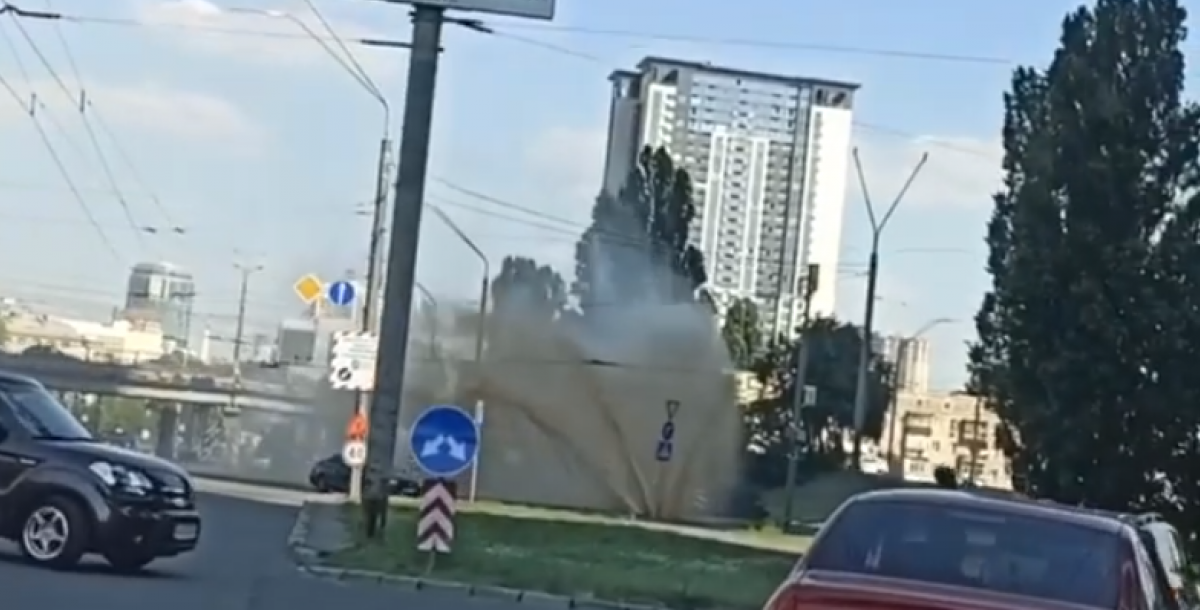 Гейзер на проспекте Победы в Киеве. Скришот видео