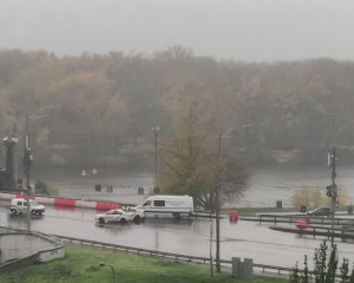 В Киеве сообщили о заминировании моста Патона. Фото: 