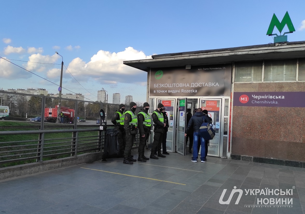 Вход в метро охраняет Нацгвардия