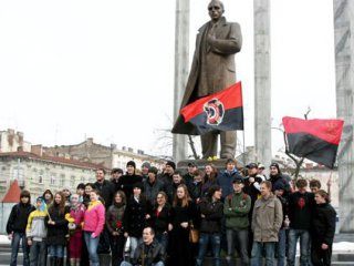 В акції беруть участь приблизно 50 людей.