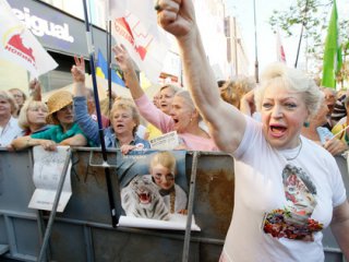 Теперь в состав Комитета входит 11 партий. Они требуют свободы для политзаключенных.