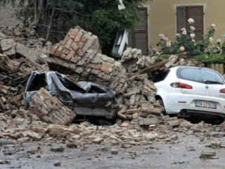 В результате стихийного бедствия обрушились многие здания.