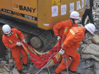 В результаті вибуху кілька машин звалилися з моста.